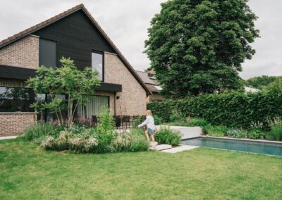 Gezinstuin met verhoogd terras, bloemenborders en betonnen trap
