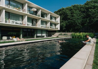 Zwemvijveraanleg en tuinontwerp voor een residentieel woon- en werkproject