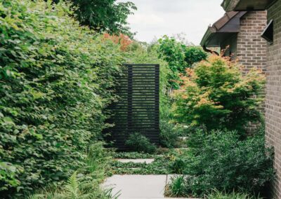 Schaduwtuin met groene inkom en onderhoudsvriendelijke schaduwbeplanting